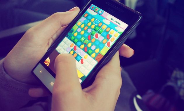 Ilustrasi bermain game di HP / pexels-beatadudova