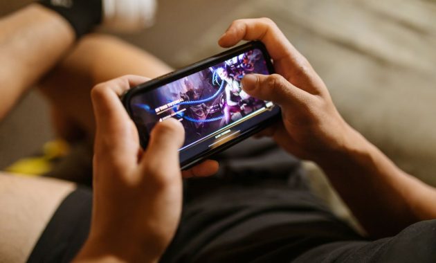 Ilustrasi sesorang bermain game di HP / pexels-rdne