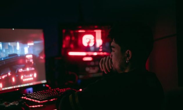 Pria bermain video game di desktop / pexels-skylake
